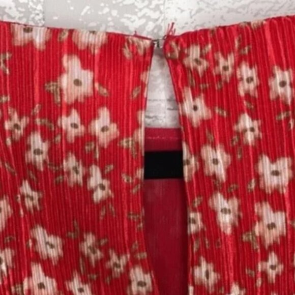 Banana Republic Red Floral Pleated Tank Top - Picture 8 of 11